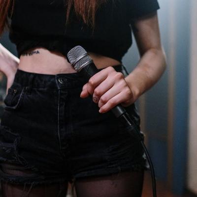 Photos gratuites de chanteur femme microphoneu3lnqa